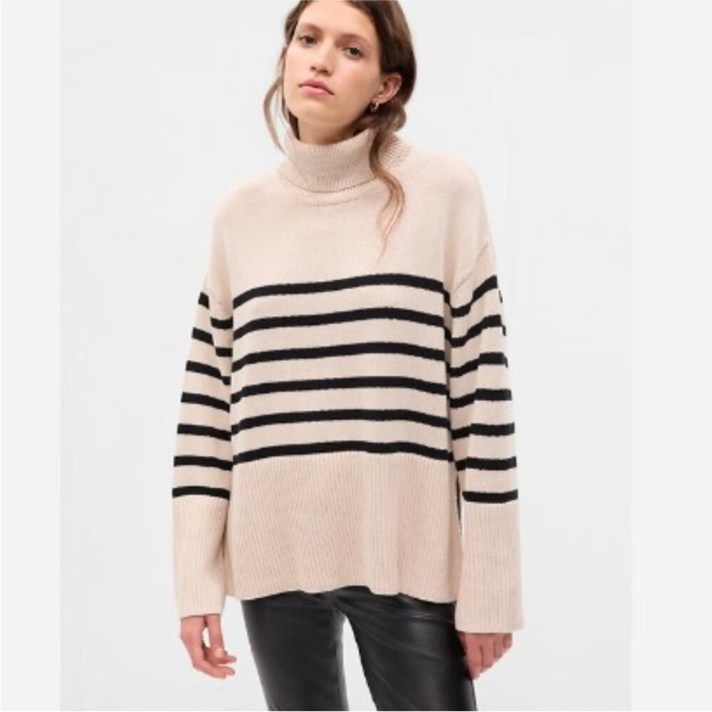 GAP Medium Tall Striped Cream and Black Turtleneck Sweater